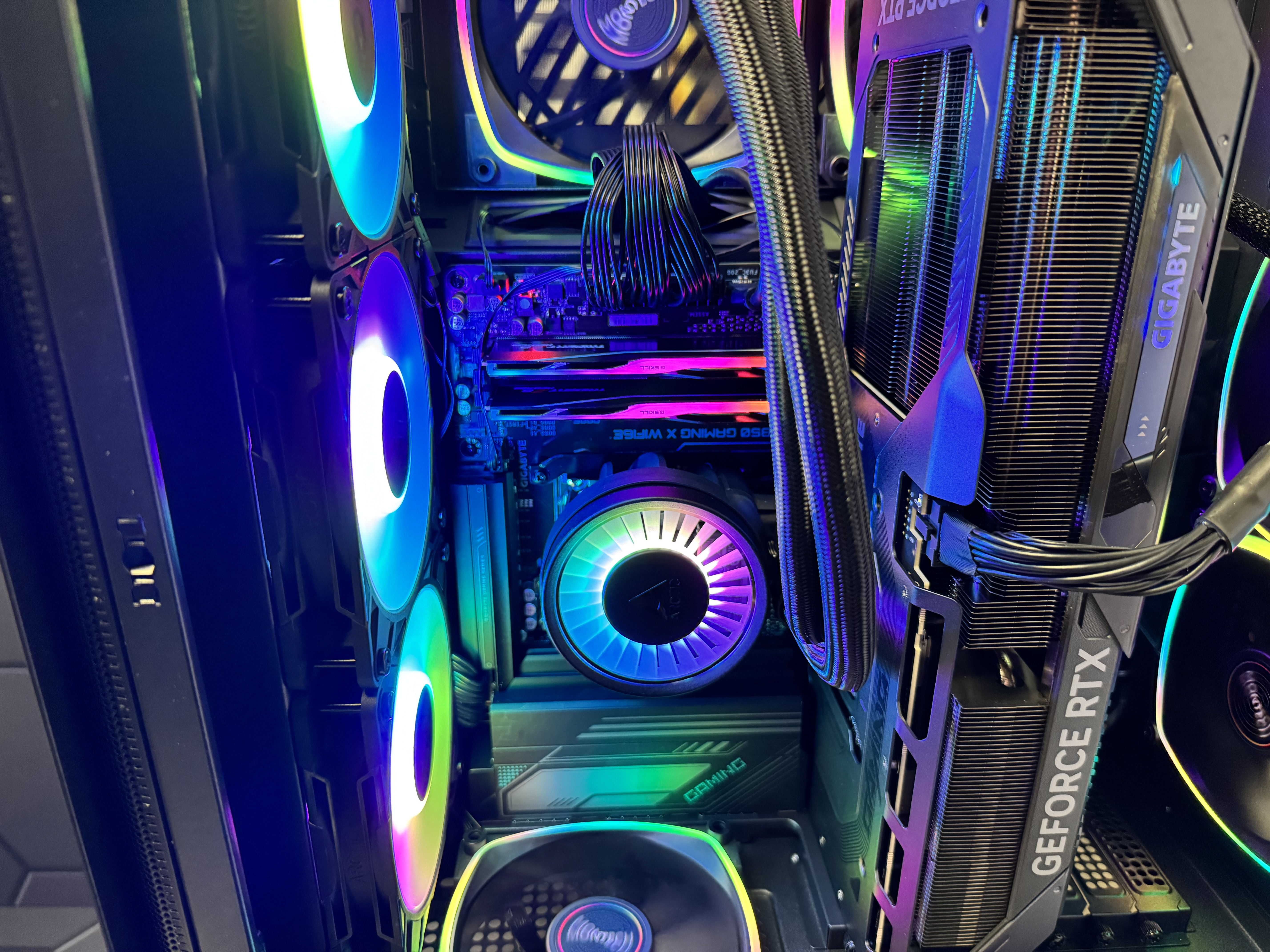 4GAMES FCL-10, AMD Ryzen 7 9800X3D, RTX 5080, 32GB RAM, 1TB SSD