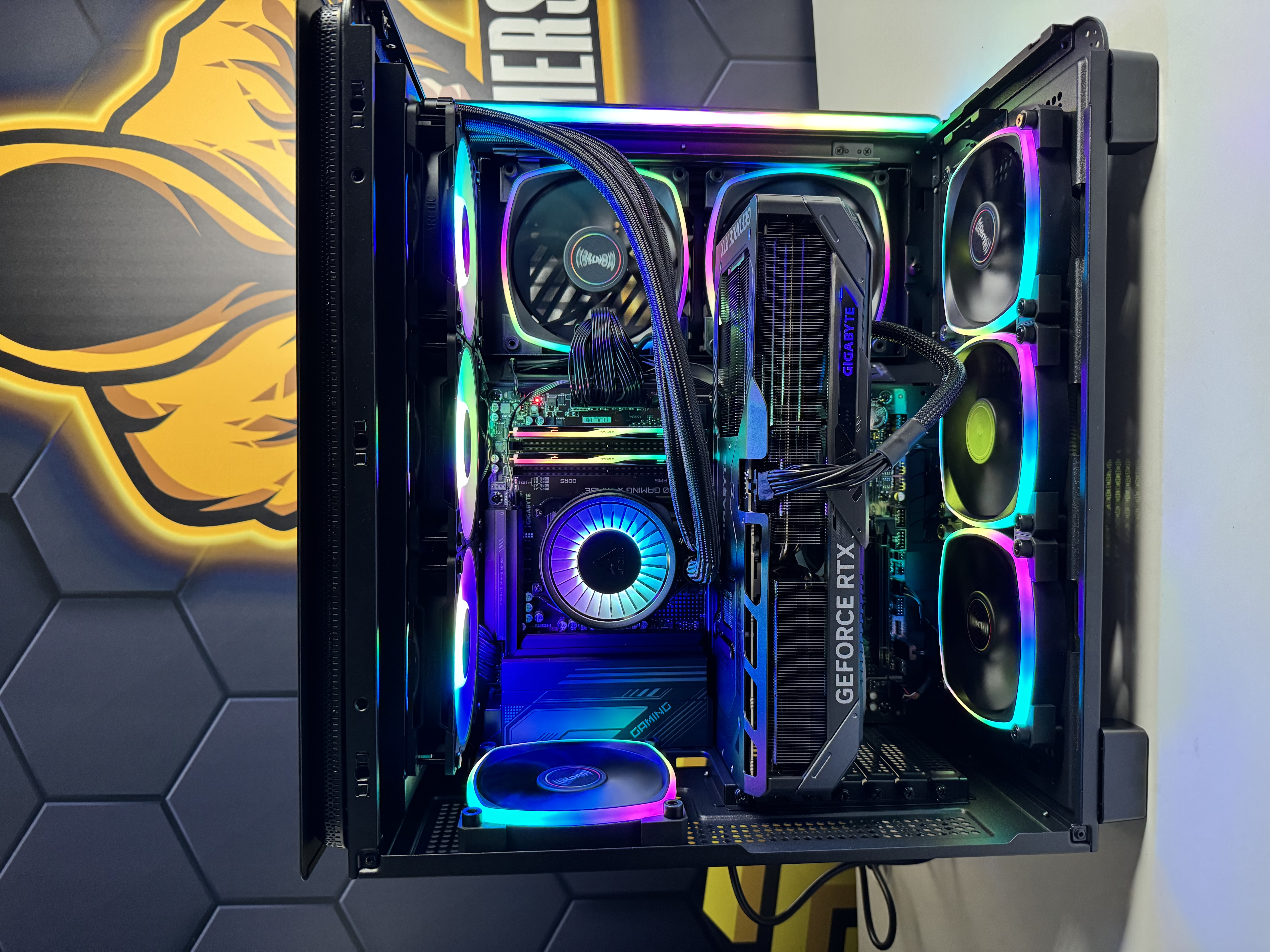 4GAMES FCL-10, AMD Ryzen 7 9800X3D, RTX 5080, 32GB RAM, 1TB SSD